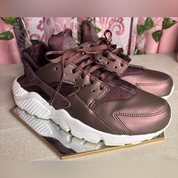 LAST CHANCE Nike Women's Sneakers in Burgundy and White - Picture 3 of 9